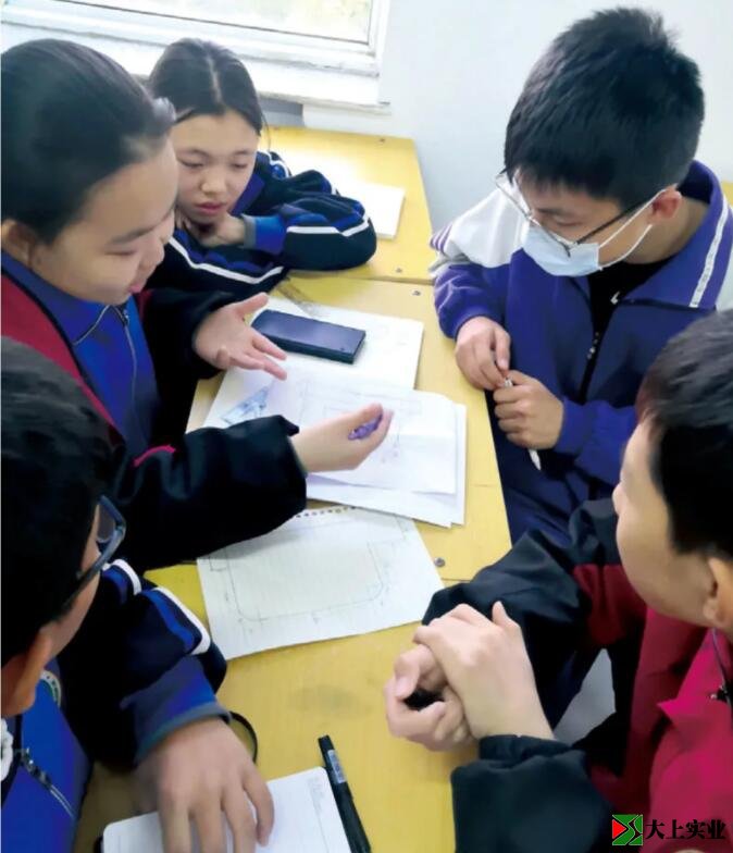 學(xué)生進(jìn)行價格對比