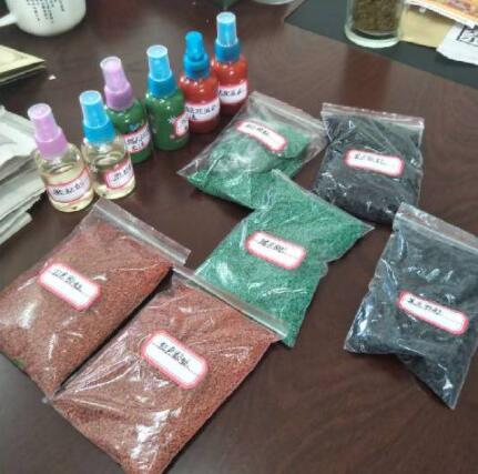 塑膠跑道原材料進行現(xiàn)場取樣，取樣檢測材料分別是：黑色顆粒，紅色顆粒，綠色顆粒，紅色面漆，綠色面漆，膠水。