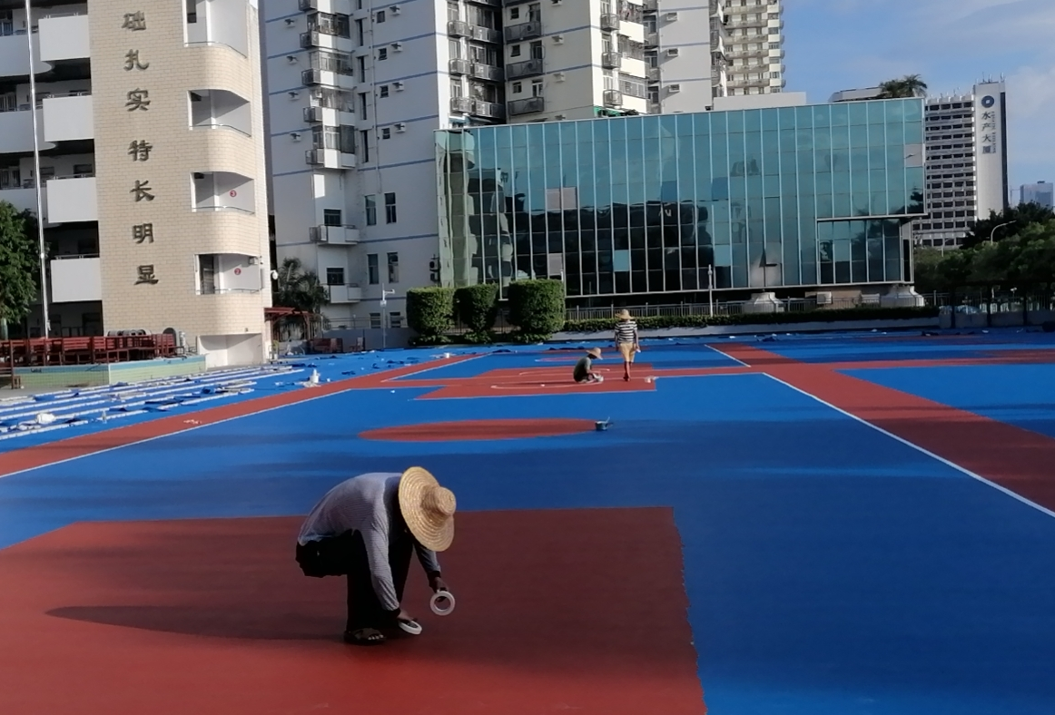 深圳洪湖小學(xué)塑膠跑道籃球場(chǎng)施工